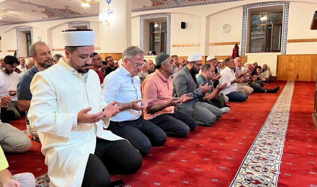 Hacılar kandil gecesinde huzurla doldu Hacılar’da Mevlid Kandili vesilesiyle vatandaşlar camilere akın ederek namaz kıldı,