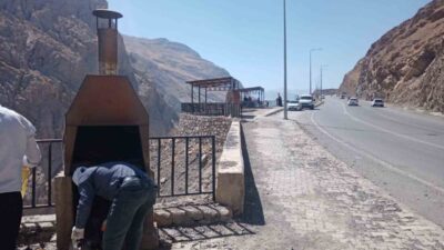 Hakkari Belediyesi ekipleri, Hakkari-Van karayolunda geniş kapsamlı temizlik çalışması başlattı.