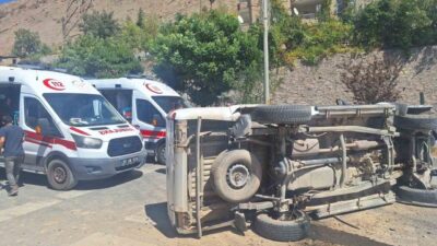 HAKKARİ (İHA) – Hakkari’de kontrolden çıkan kamyonetin yan yatması sonucu
