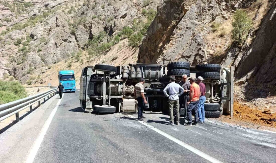 Hakkari’de maden yüklü kamyon devrildi:1 yaralı Hakkari-Çukurca yolunda maden yüklü bir kamyonun devrilmesi sonucu sürücü hafif