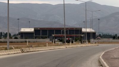 Hakkarililer artan yolcu yoğunluğu nedeniyle uçak bileti bulmakta zorluk yaşadıklarını