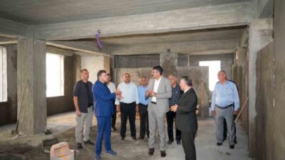 Hakkâri Valisi Ali Çelik, yapımı devam eden kütüphane ve ders