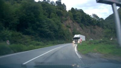 Artvin’de hatalı sollama yaparak kazaya sebebiyet vermekten son anda kurtulan