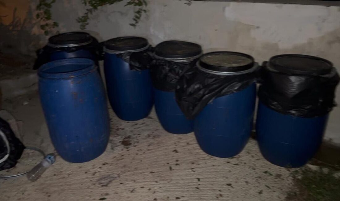 Hatay’ın Samandağ ilçesinde bin 260 litre sahte içki ile içki
