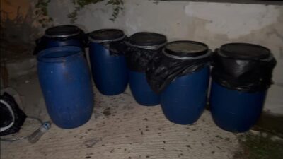 Hatay’ın Samandağ ilçesinde bin 260 litre sahte içki ile içki