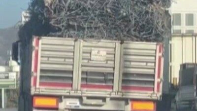 Hatay’da aşırı ve düzensiz yükleme yapan demir yüklü tır, yürekleri