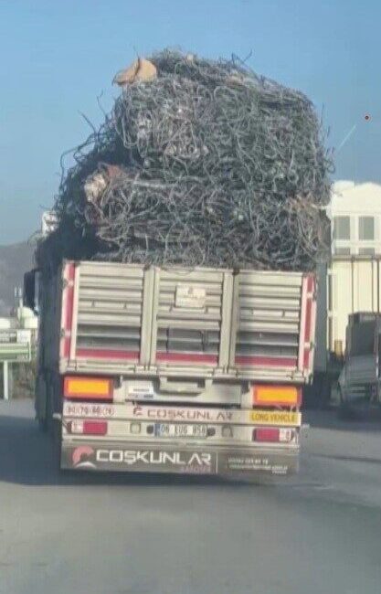 Hatay’da demir yüklü tır trafikte yürekleri ağza getirdi Hatay’da aşırı ve düzensiz yükleme yapan demir yüklü tır, yürekleri