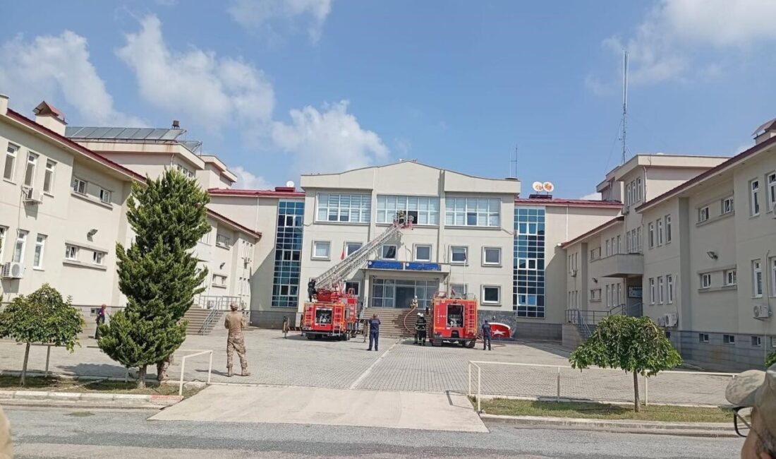 Hatay’da itfaiyeden Mehmetçiğe yangın eğitimi Hatay Büyükşehir Belediyesi itfaiye ekipleri tarafından jandarma personeline temel yangın