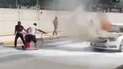 Hatay’ın İskenderun ilçesinde seyir halindeyken alev alan otomobilde yangın çıktı.