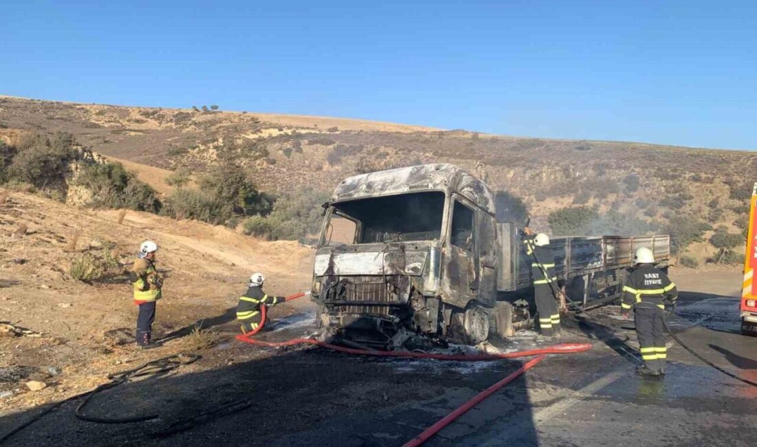Hatay’da seyir halindeyken alev alan tır kullanılamaz hale geldi. Belen
