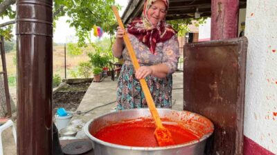 Tekirdağ’ın Hayrabolu ilçesinde vatandaşlar, geleneksel yöntemlerle kış hazırlıklarına başladı. Sabahın