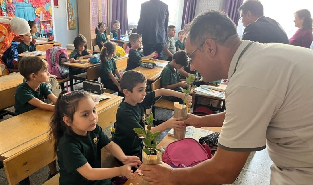 ’Her çocuk bir fidan, ilk ders yeşil vatan’ etkinliği Mersin’de gerçekleştirildi Yaz tatilinin sona ermesiyle birlikte okullar açıldı. Tarım ve Orman