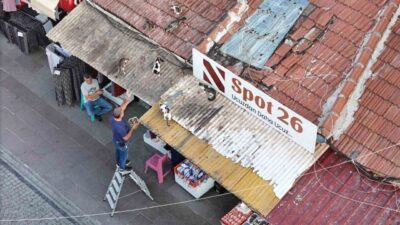 Eskişehir’de esnaflık yapan Mesut Turan, her gün merdivene çıkıp çatıda