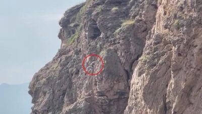 Antalya’da bir kişinin yaklaşık 30 metrelik sarp kayalıklardan oluşan falezlerin