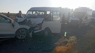 Şanlıurfa’nın Hilvan ilçesinde tarım işçilerini taşıyan minibüs ile otomobilin çarpışması