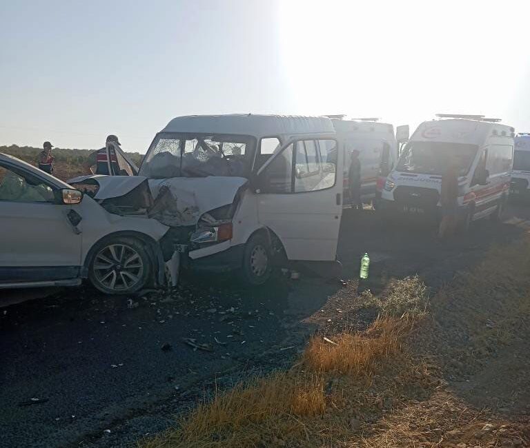 Hilvan’da tarım işçilerini taşıyan minibüs ile otomobil çarpıştı: 10 yaralı Şanlıurfa’nın Hilvan ilçesinde tarım işçilerini taşıyan minibüs ile otomobilin çarpışması
