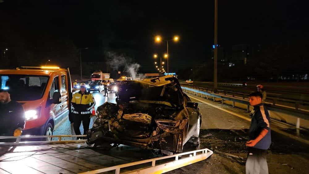 Sultangazi’de otoyolda hızla seyreden sürücü bir başka otomobile arkadan çarptı.
