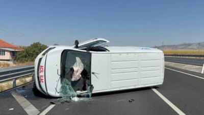 Afyonkarahisar’da kontrolden çıkan ilaç yüklü kamyonet bariyerlere çarparak devrildi. Kazada