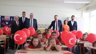 Balıkesir’in Edremit ilçesinde. Mehmet Akif Ersoy İlkokulu’nda düzenlenen İlköğretim Haftası