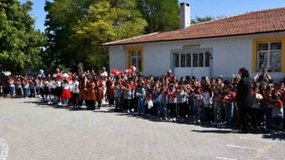 Tomarza’da İlköğretim Haftası kapsamında program düzenlendi. Tomarza İlçesinde 2025-2026 Eğitim-Öğretim