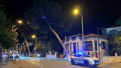 Aydın’ın İncirliova ilçesinde akşam saatlerinde etkili olan kuvvetli rüzgar nedeniyle