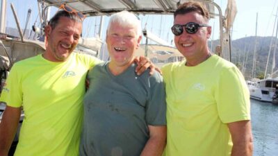 Muğla’nın Marmaris ilçesi Bozukkale açıklarında teknede dizinden sokan eşek arısı