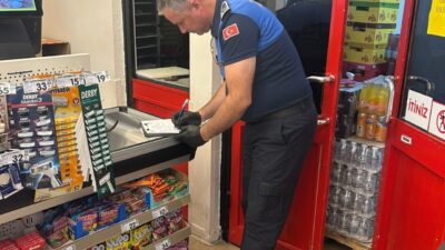 İnönü ilçesinde zabıta ekipleri, market raflarında bulunan ürünlerin son kullanma