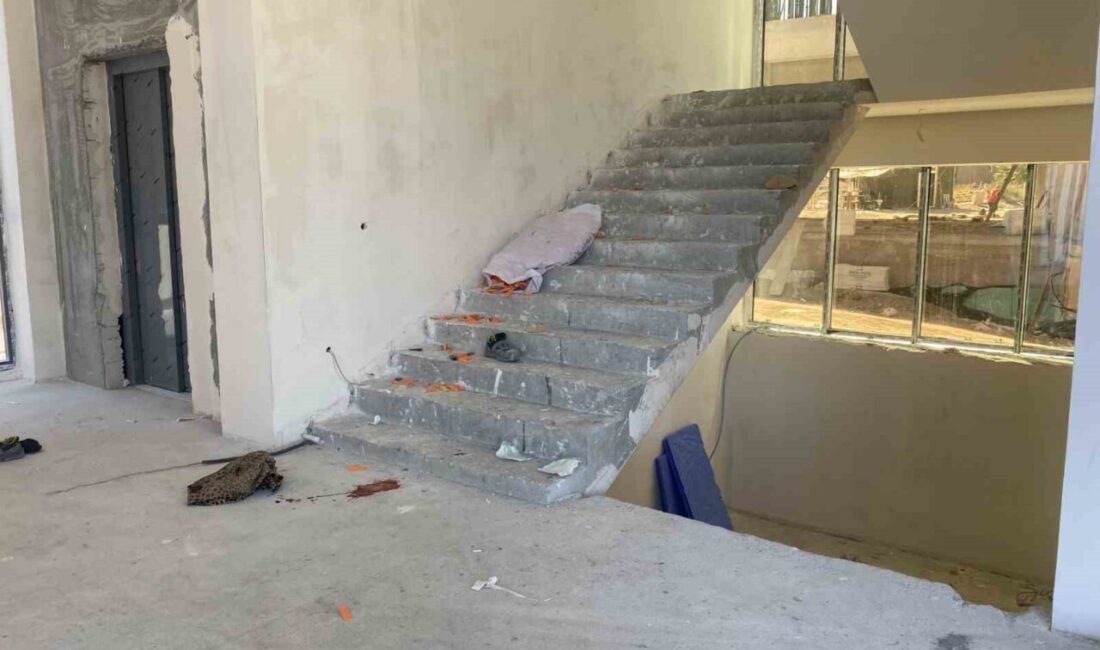 İnşaat merdivenlerinden yuvarlanan işçi yaralandı Eskişehir’de inşaatın içerisinde çuval taşırken merdivenlerden yuvarlanıp kafasını beton zemine