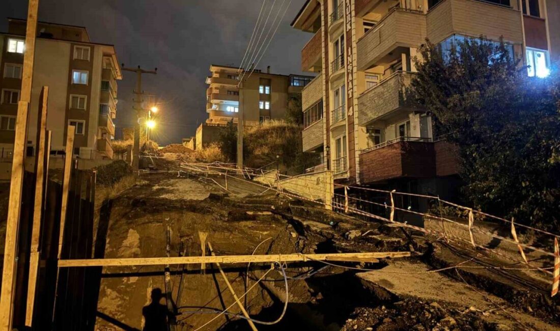 Karabük’te bir inşaat sahasının hemen yanında bulunan yolun bir bölümü