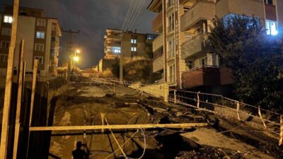 Karabük’te bir inşaat sahasının hemen yanında bulunan yolun bir bölümü