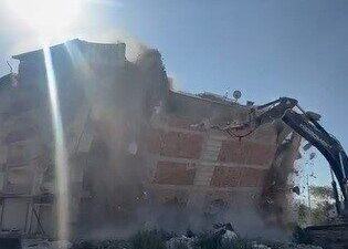 Hatay’ın Defne ilçesinde 6 katlı binanın yıkımının gerçekleştiği esnada iş