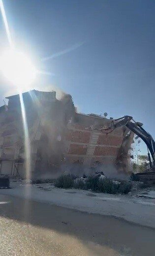 İş makinası, üzerine doğru yıkılan 6 katlı binanın altında kalmaktan saniyelerle kurtuldu Hatay’ın Defne ilçesinde 6 katlı binanın yıkımının gerçekleştiği esnada iş