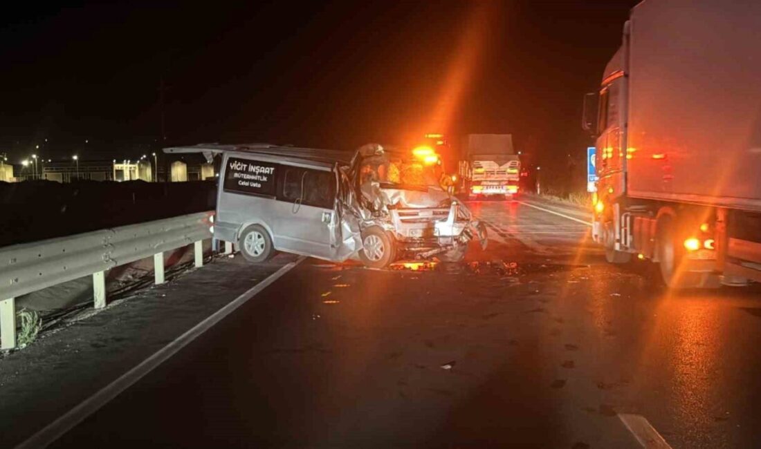 Afyonkarahisar’da meydana gelen trafik kazasında iş makinesi ile çarpışan minibüsün