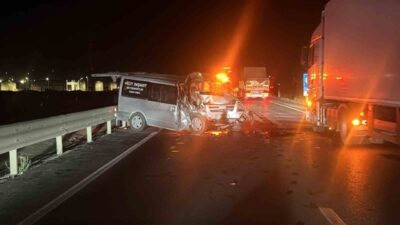 Afyonkarahisar’da meydana gelen trafik kazasında iş makinesi ile çarpışan minibüsün