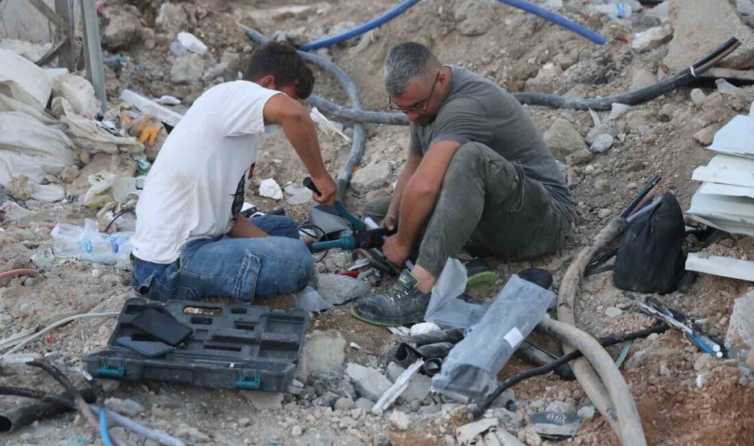 İş makinesinin teması sonrası yer altındaki elektrik kabloları bomba gibi patladı Hatay’da şantiye alanında iş makinesinin teması sonrası toprağa gömülü kablolarda