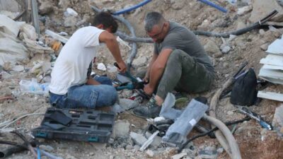 Hatay’da şantiye alanında iş makinesinin teması sonrası toprağa gömülü kablolarda