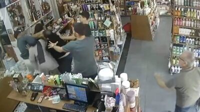 İstanbul Esenyurt’ta bir esnaf kamyon ile mal indirdiği sırada 16