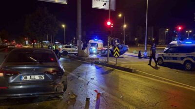 Kayseri’nin Melikgazi ilçesinde alkollü sürücü ışıkta bekleyen otomobile arkadan çarparak,