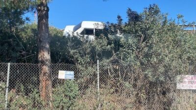 Hatay’da sürücüsünün kontrolünü kaybetmesiyle yol kenarına devrilen TOFAŞ’taki 2 kişi