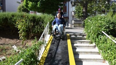 Isparta Belediyesi, Halıkent Mahallesi’nde ikamet eden yürüme engelli yaşlı adama,