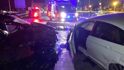 Isparta-Eğirdir kara yolunda iki otomobilin çarpıştığı kazada sürücüler yaralandı. Yaralılar