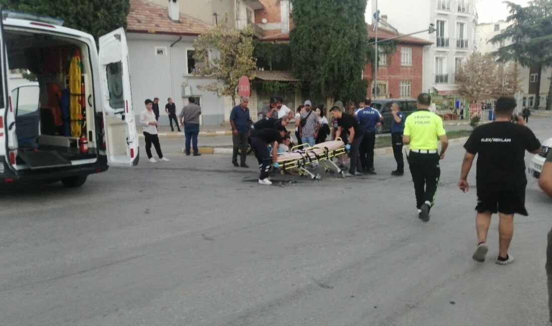 Isparta’da hafif ticari araçla motosiklet çarpıştı: 1 yaralı Isparta’nın Yalvaç ilçesinde hafif ticari araç ile motosikletin kavşakta çarpışması