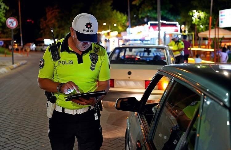 Isparta’da park ve mesire alanlarında gece denetimi İl Emniyet Müdürlüğü ekipleri, dün gece saatlerinde vatandaşların huzuru ve