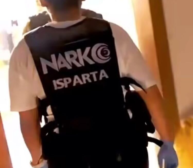 Isparta’da uyuşturucu operasyonu: 1 tutuklama Isparta İl Emniyet Müdürlüğü ekiplerince gerçekleştirilen operasyonda, çeşitli miktarlarda uyuşturucu