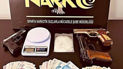 Isparta İl Emniyet Müdürlüğü ekiplerince düzenlenen uyuşturucu operasyonunda metamfetamin, sentetik
