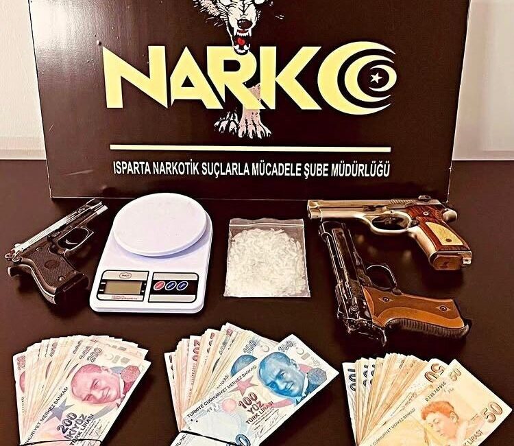 Isparta’da uyuşturucu operasyonunda 1 kişi tutuklandı, 3 şüpheliye adli işlem yapıldı Isparta İl Emniyet Müdürlüğü ekiplerince düzenlenen uyuşturucu operasyonunda metamfetamin, sentetik