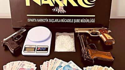 Isparta’da polisin düzenlediği operasyonda çok sayıda uyuşturucu madde ele geçilirken,