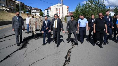 İspir Merkez Yukarı Mahallesi’nde meydana gelen heyelanın ardından bölgede incelemelerde