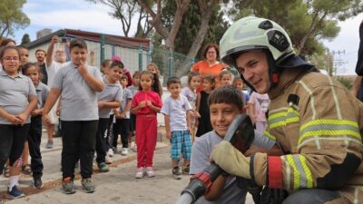 İzmir’in Aliağa ilçesinde Çaltıdere İlkokulu’nu ziyaret eden İtfaiye Grup Amirliği