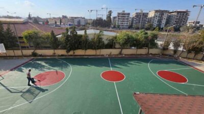 İzmir Arama Kurtarma Derneği (İZAKUT) gönüllüleri, Hatay’ın Defne ilçesinde Sümerler